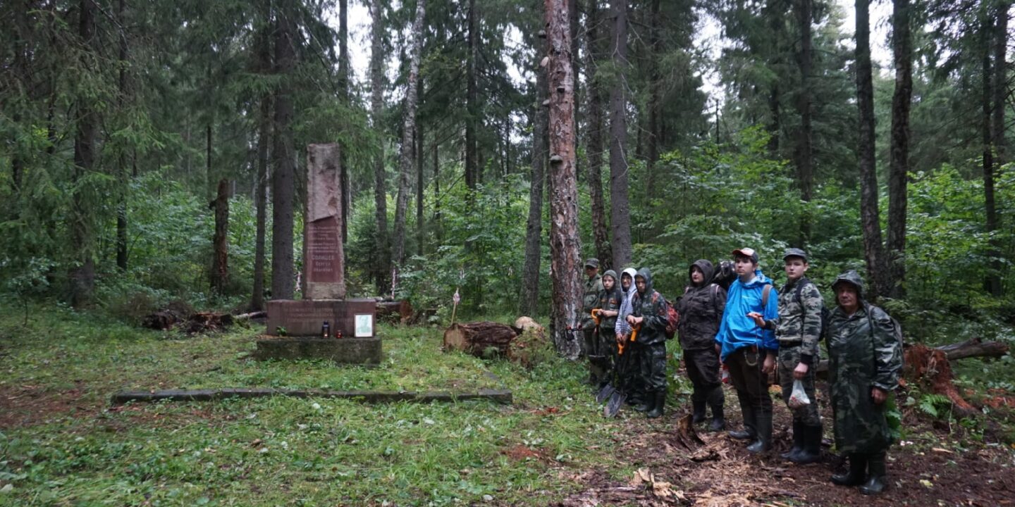 Поисковики из Одинцовского округа исследуют заброшенную партизанскую базу 1941 года