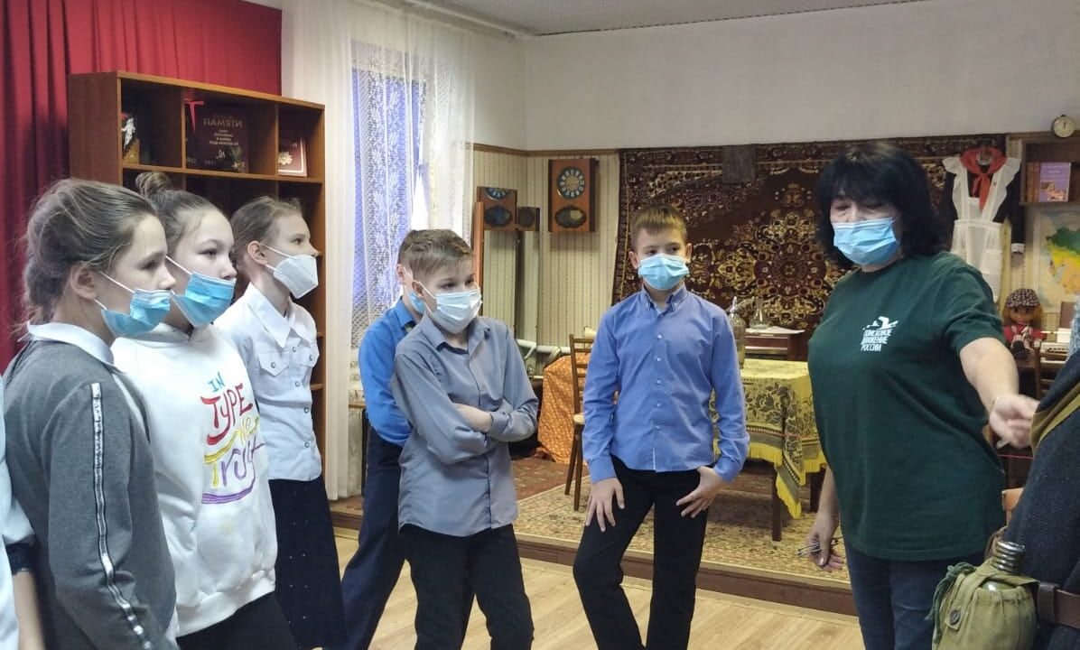 Руководитель отряда «Боец» Зайнап Муженко провела Урок Мужества для пятиклассников из Электрогорска